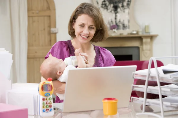 母亲和婴儿的家庭办公室用的笔记本电脑 — 图库照片