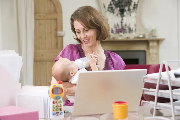 Mutter Und Baby Home Office Mit Laptop — Stockfoto