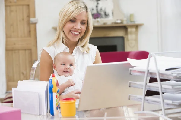 Moeder Baby Kantoor Aan Huis Met Laptop — Stockfoto