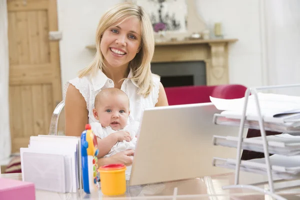 Мать и ребенок в домашнем офисе с ноутбуком — стоковое фото