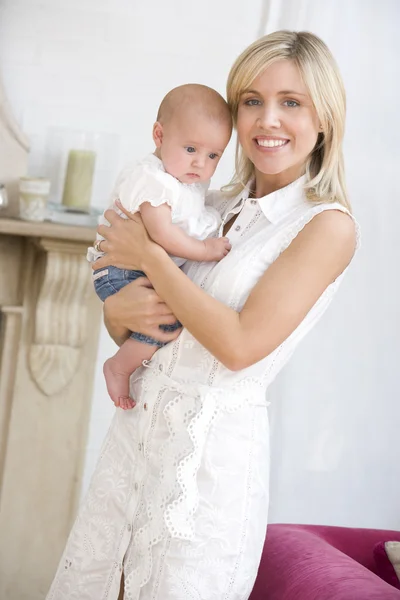 Mutter Wohnzimmer Hält Baby Lächelnd — Stockfoto