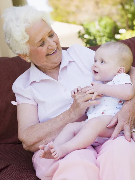 Großmutter Freien Auf Der Terrasse Mit Baby Lächelt — Stockfoto