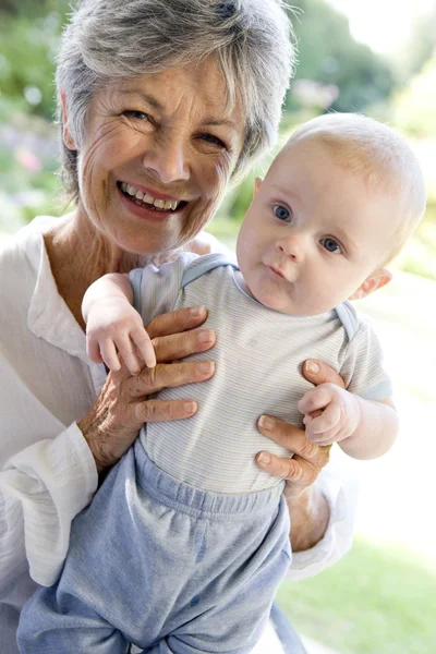 户外上带有婴儿微笑的露台的祖母 — 图库照片