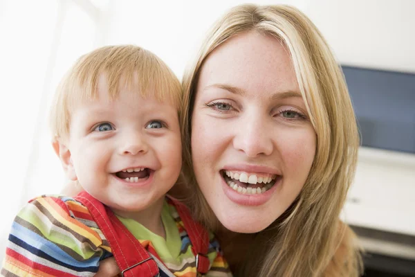 Madre Sala Estar Sosteniendo Bebé Sonriendo —  Fotos de Stock