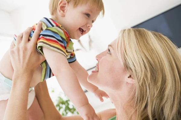 Mãe Sala Estar Segurando Bebê Sorrindo — Fotografia de Stock
