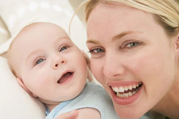 Moeder en baby binnenshuis glimlachen — Stockfoto