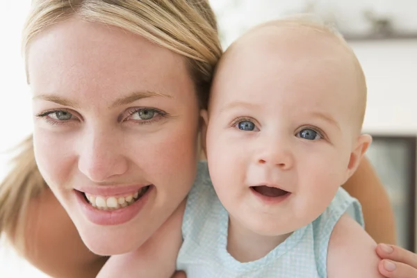 Madre Sala Estar Con Bebé Sonriendo — Foto de Stock
