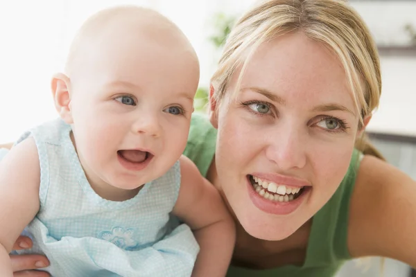 在客厅里微笑的婴儿与母亲 — 图库照片