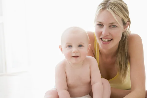 Madre y bebé en el interior sonriendo —  Fotos de Stock