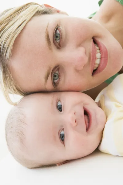 Matka a dítě ležící na podlaze usmívá — Stock fotografie