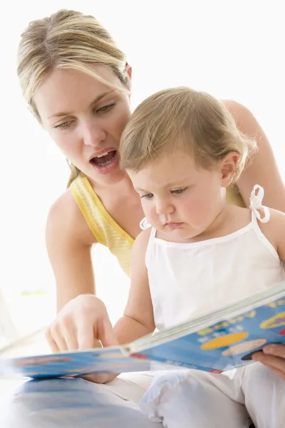Anne Bebek Kapalı Kitap Okuma Işaret — Stok fotoğraf