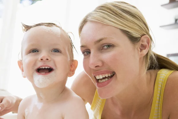 Mutter Gibt Baby Schaumbad Lächelnd — Stockfoto