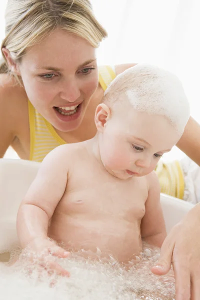 Madre dando baño de burbujas bebé sonriendo —  Fotos de Stock