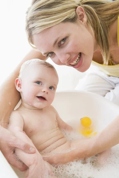 Madre Dando Baño Burbujas Bebé Sonriendo —  Fotos de Stock