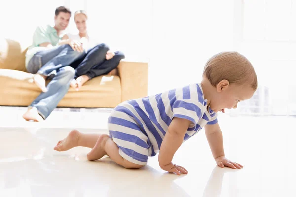 Couple in living room with baby smiling — Stock Photo, Image