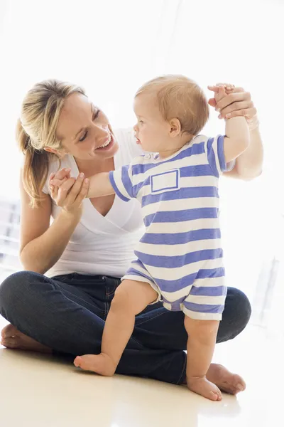 Mutter Und Baby Haus Spielen Und Lächeln — Stockfoto