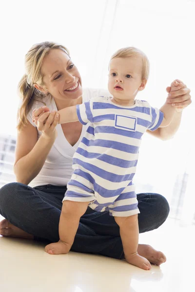 Moeder en baby binnenshuis spelen en glimlachen — Stockfoto