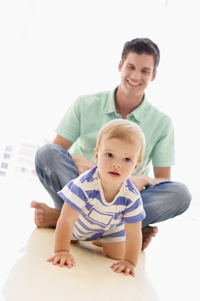 Vater Und Baby Spielen Und Lächeln Drinnen — Stockfoto