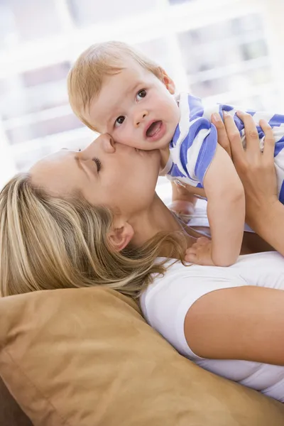 Mutter Wohnzimmer Küsst Baby — Stockfoto