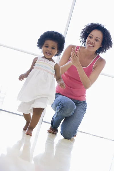 Mor och dotter spela inomhus och ler — Stockfoto