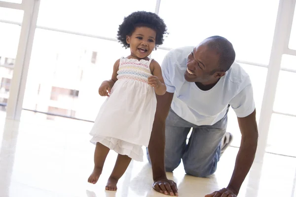 Vader en dochter spelen en glimlachen binnen — Stockfoto