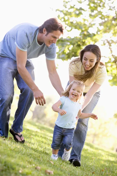 Familie läuft lächelnd ins Freie — Stockfoto
