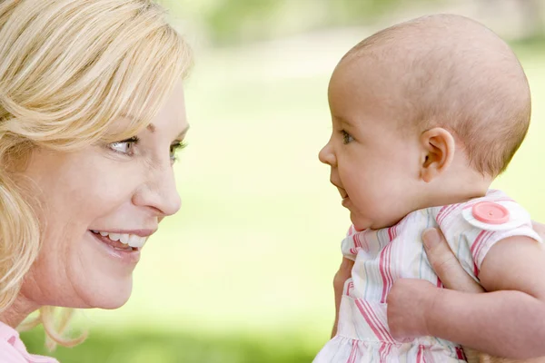 Moeder en baby buitenshuis glimlachen — Stockfoto