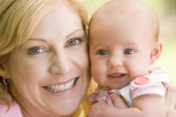 母亲和婴儿户外微笑 — 图库照片