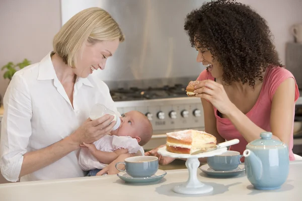 Anne Bebek Mutfak Pasta Yemeye Gülümseyen Bir Arkadaşı Ile — Stok fotoğraf
