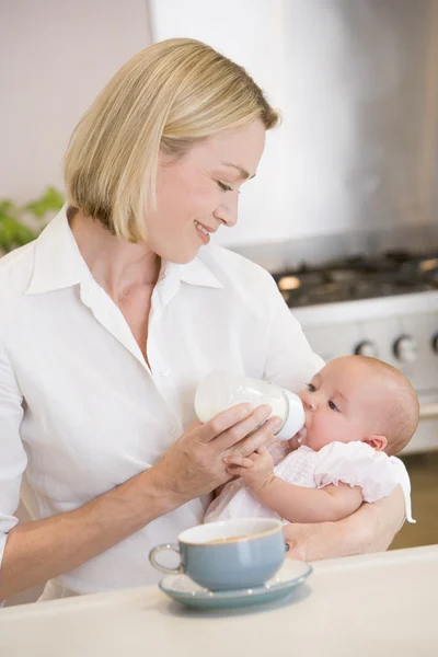 Mutter Füttert Baby Küche Mit Kaffee Lächelnd — Stockfoto