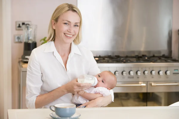Mère Nourrissant Bébé Dans Cuisine Avec Café Souriant — Photo