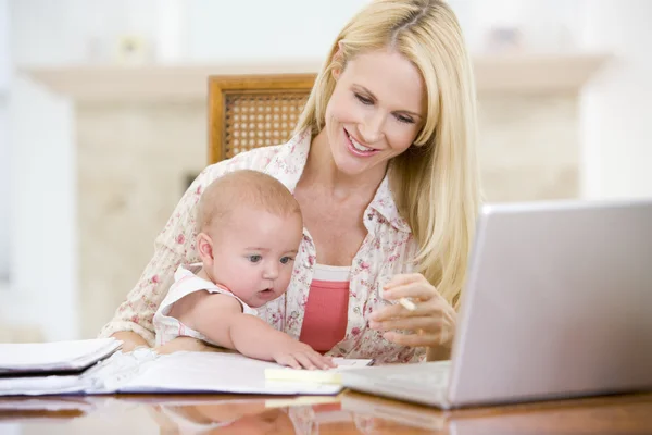 Moeder Baby Eetzaal Met Laptop Lachende — Stockfoto