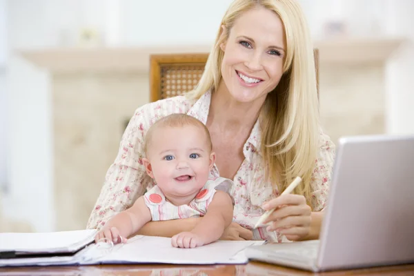Moeder Baby Eetzaal Met Laptop Lachende — Stockfoto