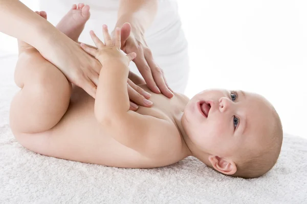 Mãe Massageando Bebê — Fotografia de Stock
