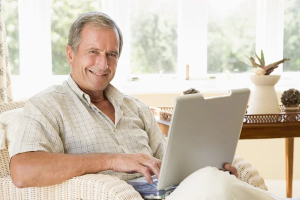 Homem Sala Estar Com Laptop Sorrindo — Fotografia de Stock