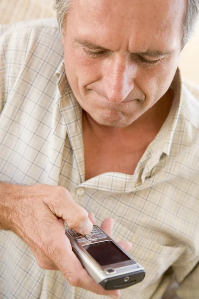 Homem Usando Telefone Celular Dentro Casa — Fotografia de Stock