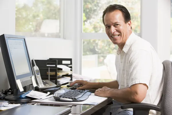 Homem Casa Escritório Computador Sorrindo — Fotografia de Stock