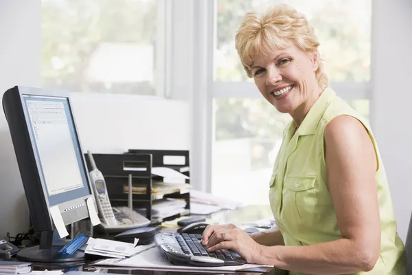 Mujer Casa Oficina Computadora Sonriendo —  Fotos de Stock