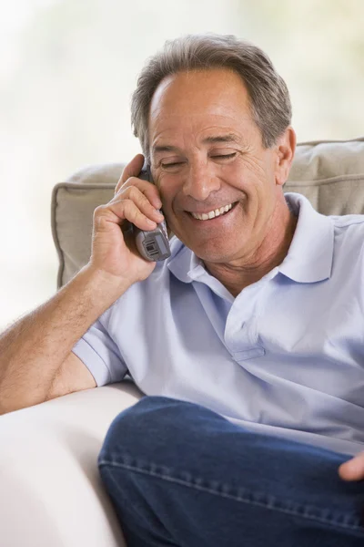 Homem Dentro Casa Usando Telefone Sorrindo — Fotografia de Stock