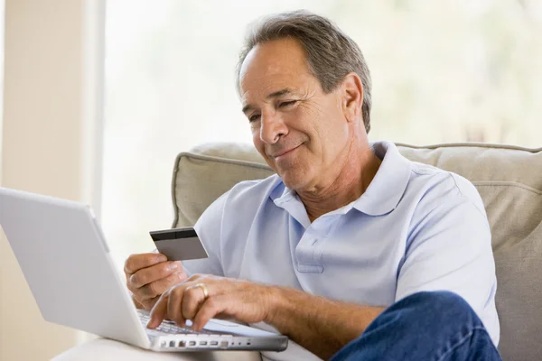 Hombre Sala Estar Con Ordenador Portátil Tarjeta Crédito Sonriendo —  Fotos de Stock