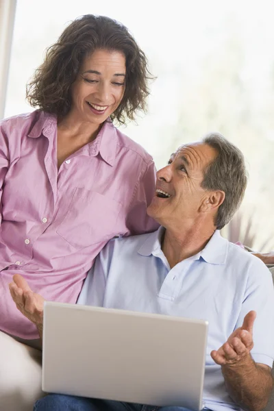 Couple Living Room Laptop Smiling — Stock Photo, Image