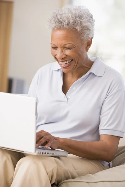 Kadın Gülümseyerek Laptop Ile Oturma Odasında — Stok fotoğraf