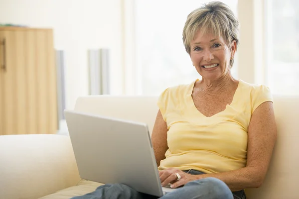 Mulher Sala Estar Com Laptop Sorrindo — Fotografia de Stock