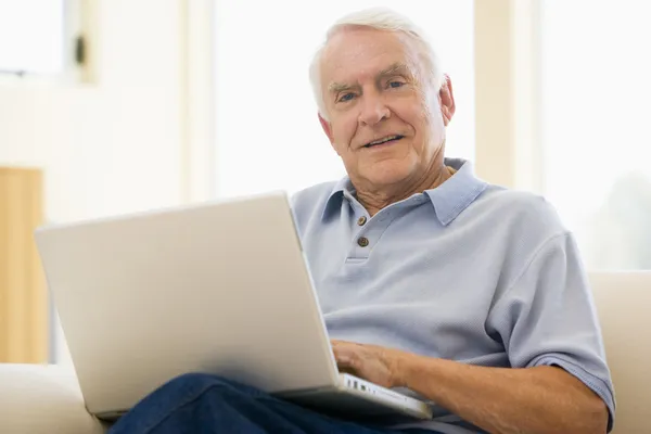 Personas mayores, hombre, ordenador portátil, ordenador, en casa, sofá, navegación, surf, interne — Foto de Stock