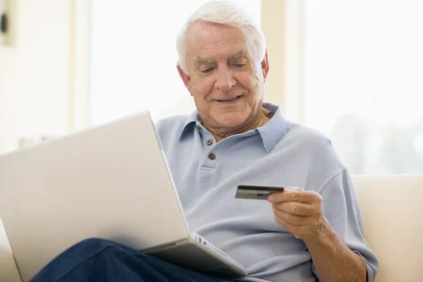 Homem Sala Estar Com Laptop Cartão Crédito Sorrindo — Fotografia de Stock