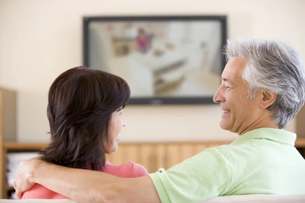 Paar lächelt vor dem Fernseher — Stockfoto