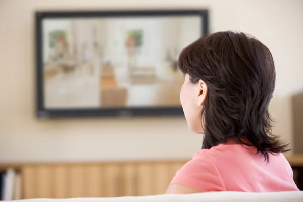 Женщина Смотрит Телевизор — стоковое фото