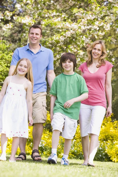 Familie wandelen buitenshuis glimlachen — Stockfoto