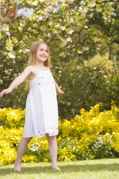 Young Girl Standing Outdoors Smiling — Stock Photo, Image