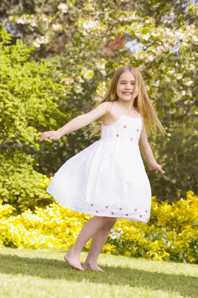 Young girl standing outdoors smiling — Stock Photo, Image